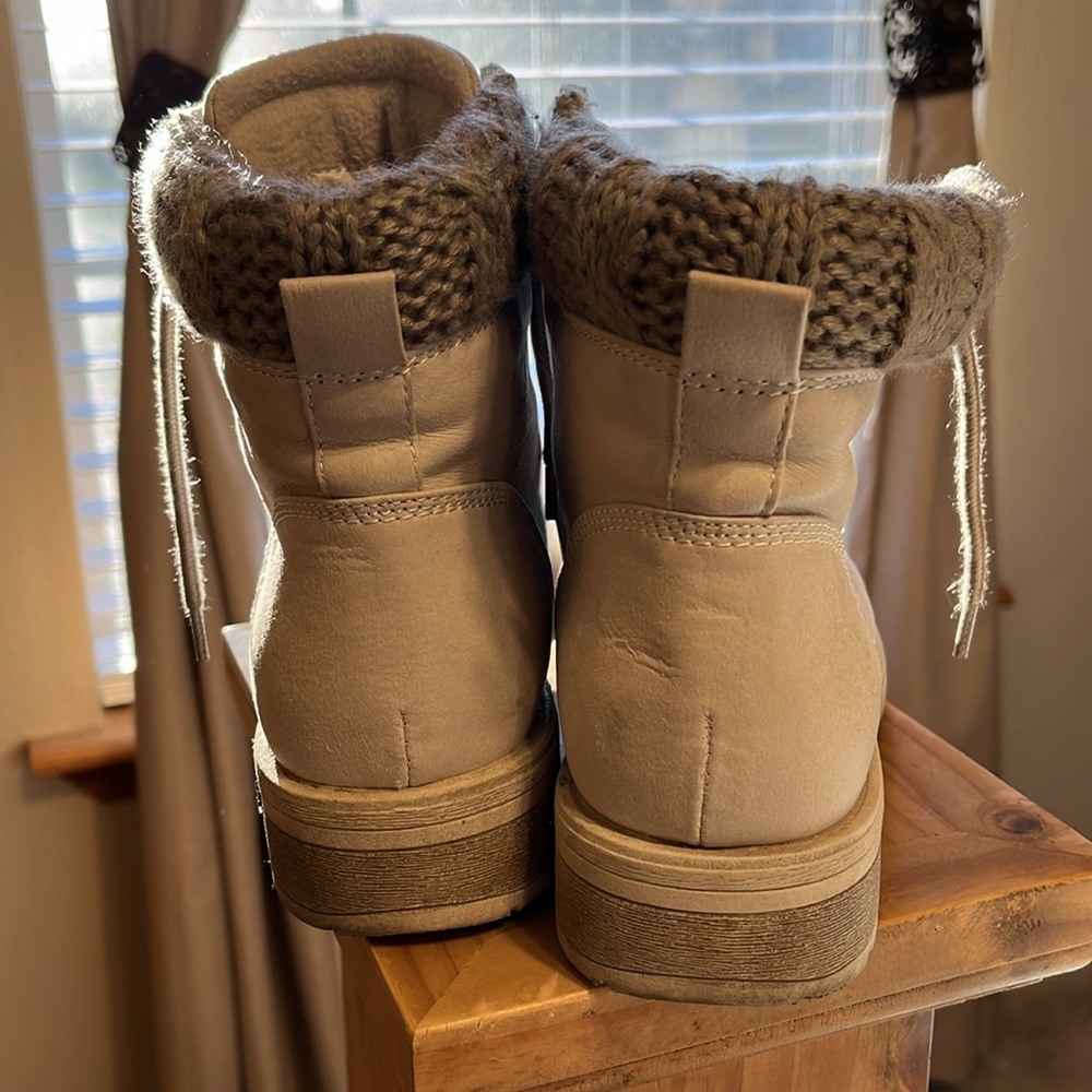 Size 8 boots - Picture 4 of 5